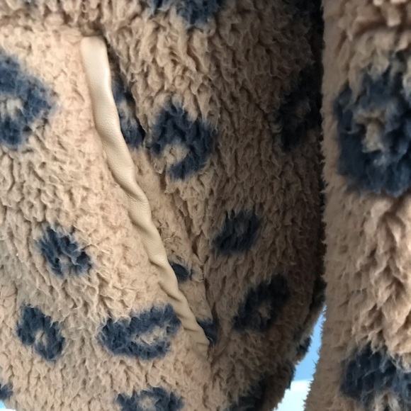 Abercrombie & Fitch Zippered Leopard Print Fleece Jacket w/Faux Leather Trim - Picture 5 of 7